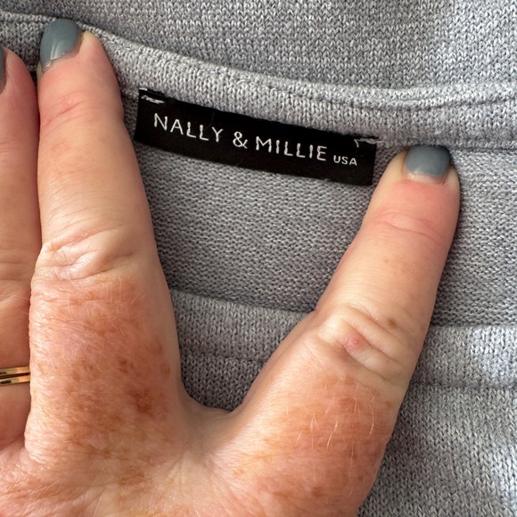 NALLY & MILLIE Gray Tunic Top Flutter Sleeves Size Small Flowy & Feminine - Picture 5 of 6